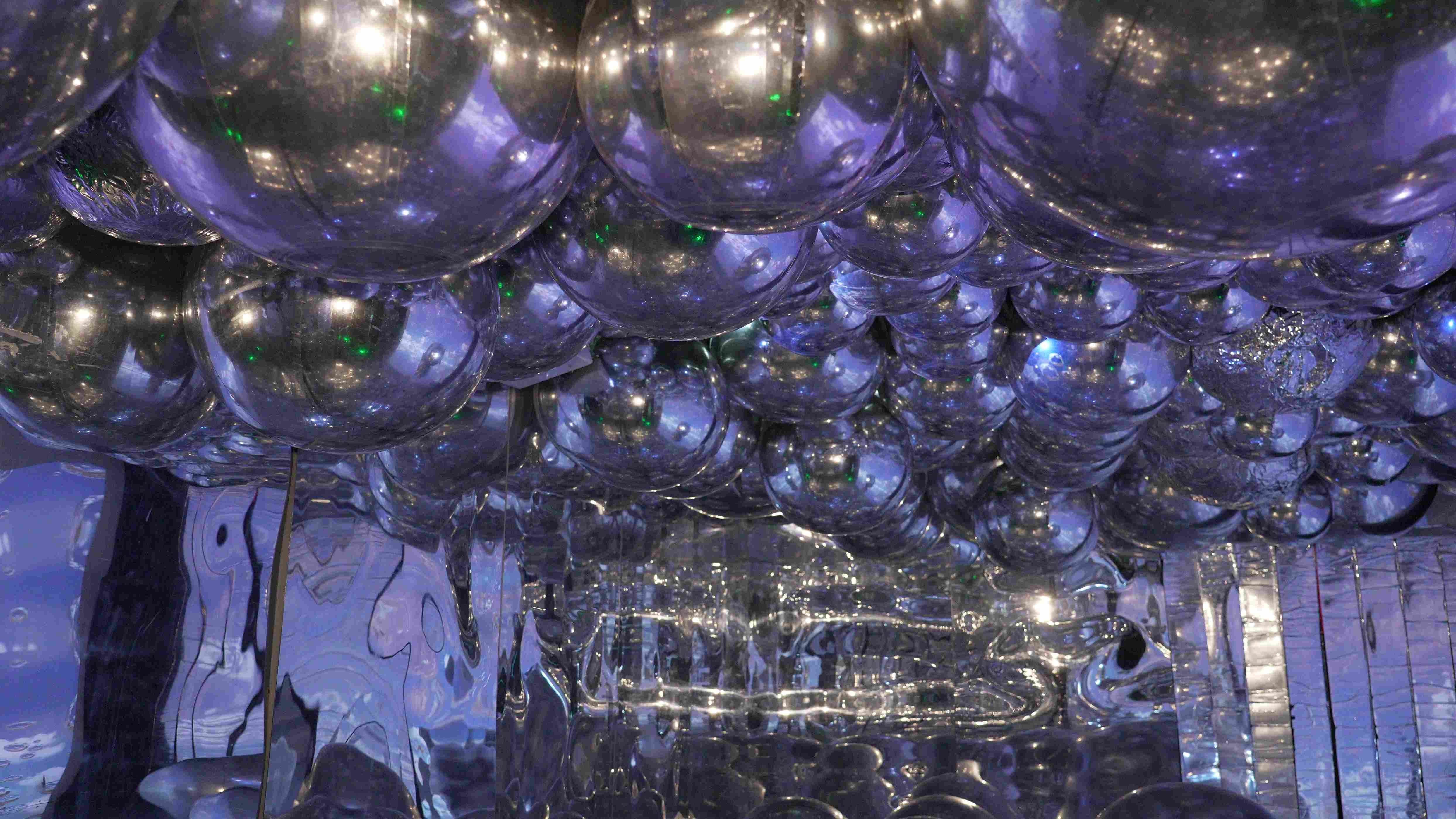 Espacio inmersivo de pelotas y burbujas en Blow Up Experience. Fotografía de Juan Carlos Zapata - IDT