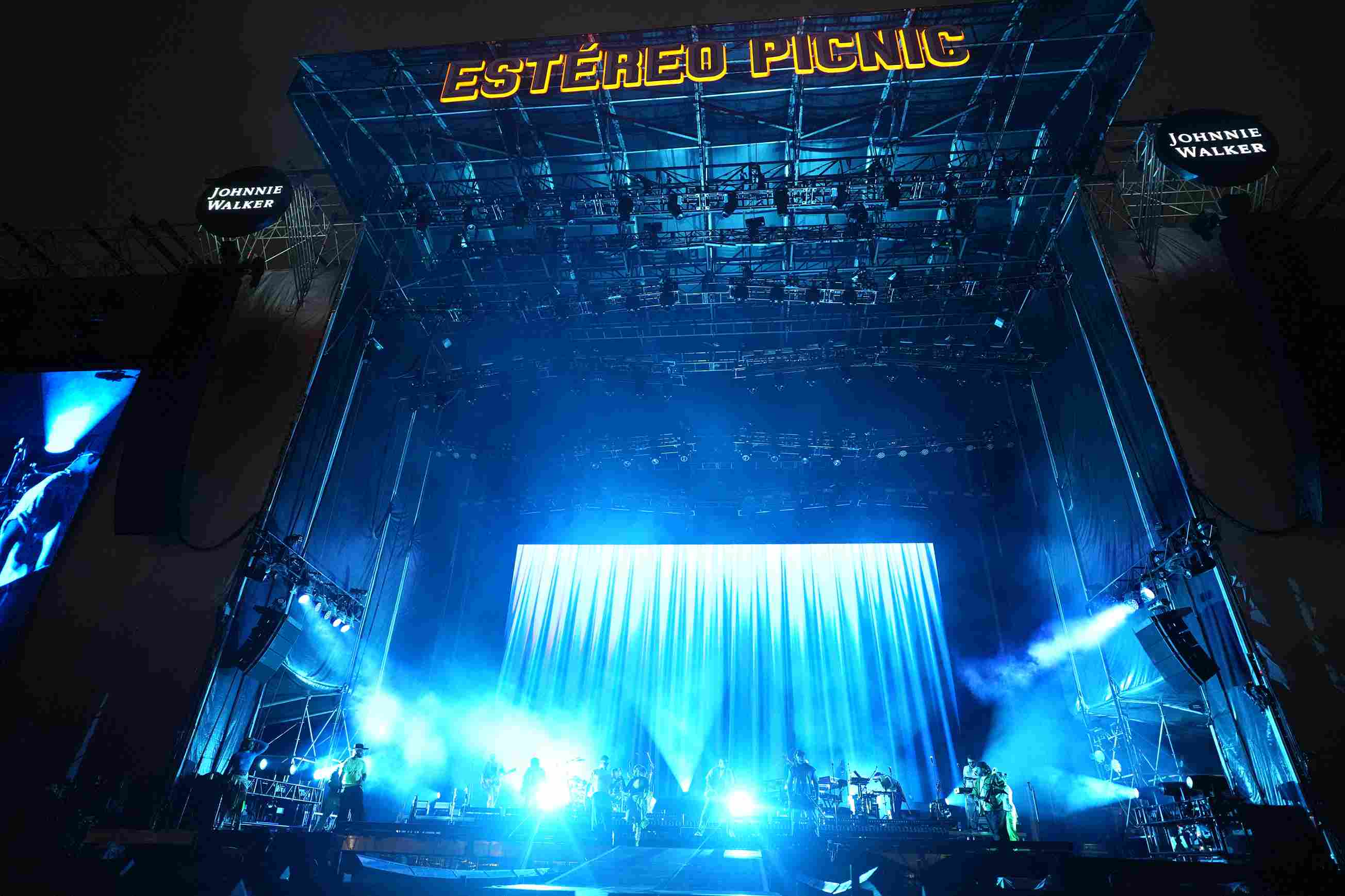 Artistas en el gran escenario de Estéreo Picnic con luces azules masivas y humo. La escena es vibrante. Fotografía Archivo IDT